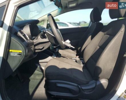 Білий Кіа Форте, об'ємом двигуна 2 л та пробігом 132 тис. км за 1700 $, фото 6 на Automoto.ua