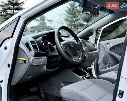 Білий Кіа Форте, об'ємом двигуна 2 л та пробігом 122 тис. км за 12300 $, фото 13 на Automoto.ua