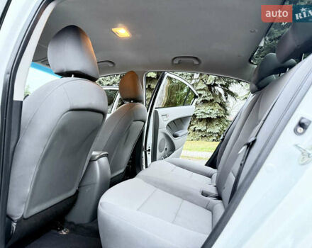 Білий Кіа Форте, об'ємом двигуна 2 л та пробігом 122 тис. км за 12300 $, фото 16 на Automoto.ua