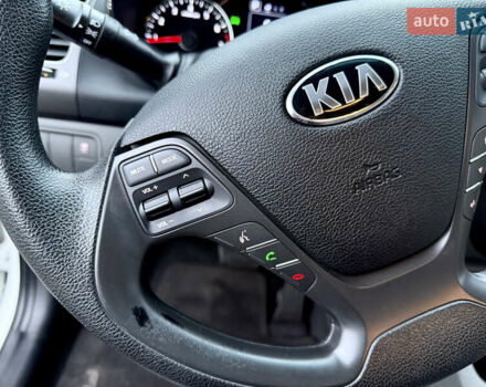 Білий Кіа Форте, об'ємом двигуна 2 л та пробігом 122 тис. км за 12300 $, фото 25 на Automoto.ua