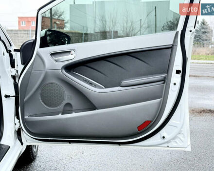 Білий Кіа Форте, об'ємом двигуна 2 л та пробігом 122 тис. км за 12300 $, фото 22 на Automoto.ua