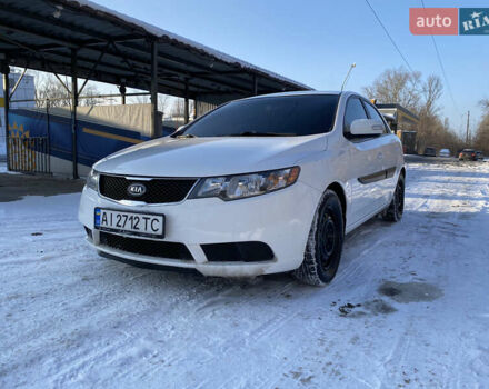 Белый Киа Форте, объемом двигателя 2 л и пробегом 230 тыс. км за 7300 $, фото 1 на Automoto.ua