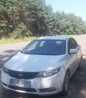 Білий Кіа Форте, об'ємом двигуна 2 л та пробігом 128 тис. км за 7500 $, фото 1 на Automoto.ua