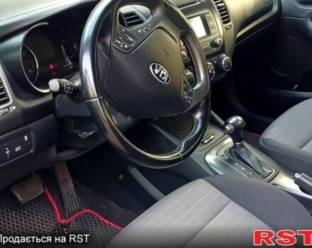 Красный Киа Форте, объемом двигателя 2 л и пробегом 280 тыс. км за 7999 $, фото 7 на Automoto.ua