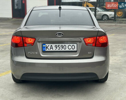 Серый Киа Форте, объемом двигателя 2 л и пробегом 250 тыс. км за 7200 $, фото 16 на Automoto.ua