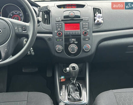 Серый Киа Форте, объемом двигателя 2 л и пробегом 250 тыс. км за 7200 $, фото 26 на Automoto.ua