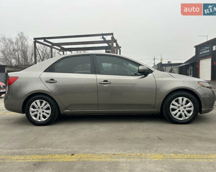 Серый Киа Форте, объемом двигателя 2 л и пробегом 250 тыс. км за 7200 $, фото 3 на Automoto.ua