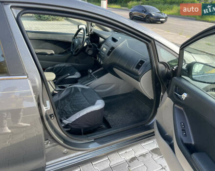 Серый Киа Форте, объемом двигателя 2 л и пробегом 160 тыс. км за 7200 $, фото 22 на Automoto.ua