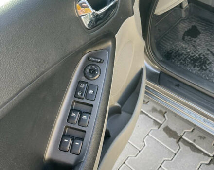 Серый Киа Форте, объемом двигателя 2 л и пробегом 160 тыс. км за 7200 $, фото 18 на Automoto.ua