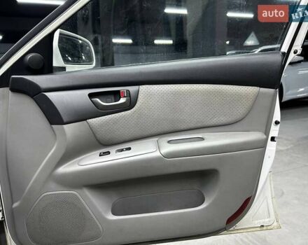 Білий Кіа Маджентіс, об'ємом двигуна 2 л та пробігом 163 тис. км за 6800 $, фото 18 на Automoto.ua