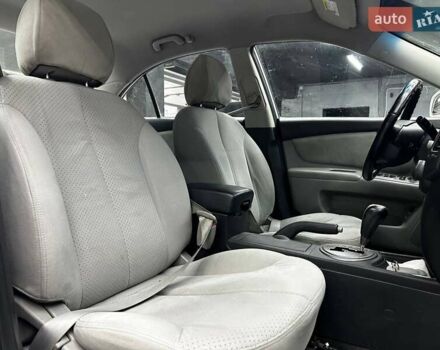 Білий Кіа Маджентіс, об'ємом двигуна 2 л та пробігом 163 тис. км за 6800 $, фото 19 на Automoto.ua