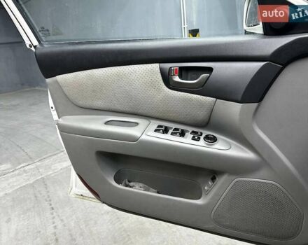 Білий Кіа Маджентіс, об'ємом двигуна 2 л та пробігом 163 тис. км за 6800 $, фото 7 на Automoto.ua