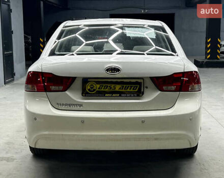 Білий Кіа Маджентіс, об'ємом двигуна 2 л та пробігом 163 тис. км за 6800 $, фото 4 на Automoto.ua