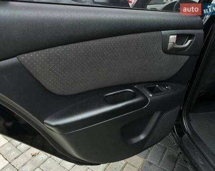 Чорний Кіа Маджентіс, об'ємом двигуна 2 л та пробігом 302 тис. км за 5800 $, фото 34 на Automoto.ua