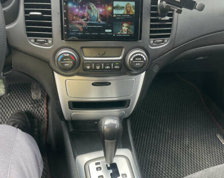 Коричневий Кіа Маджентіс, об'ємом двигуна 2 л та пробігом 170 тис. км за 6808 $, фото 7 на Automoto.ua