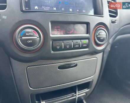 Кіа Маджентіс, об'ємом двигуна 2 л та пробігом 121 тис. км за 7800 $, фото 13 на Automoto.ua