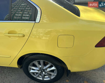 Жовтий Кіа Маджентіс, об'ємом двигуна 2 л та пробігом 257 тис. км за 4300 $, фото 30 на Automoto.ua