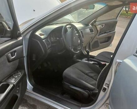 Сірий Кіа Маджентіс, об'ємом двигуна 2 л та пробігом 251 тис. км за 4700 $, фото 3 на Automoto.ua