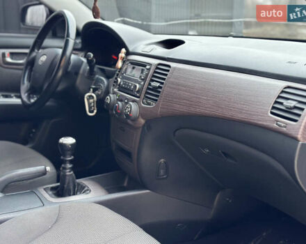Сірий Кіа Маджентіс, об'ємом двигуна 2 л та пробігом 260 тис. км за 5300 $, фото 18 на Automoto.ua