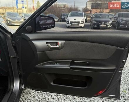 Сірий Кіа Маджентіс, об'ємом двигуна 2 л та пробігом 240 тис. км за 4999 $, фото 9 на Automoto.ua
