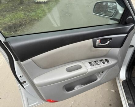 Сірий Кіа Маджентіс, об'ємом двигуна 2 л та пробігом 176 тис. км за 3900 $, фото 9 на Automoto.ua