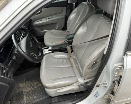 Сірий Кіа Маджентіс, об'ємом двигуна 2 л та пробігом 176 тис. км за 3900 $, фото 7 на Automoto.ua