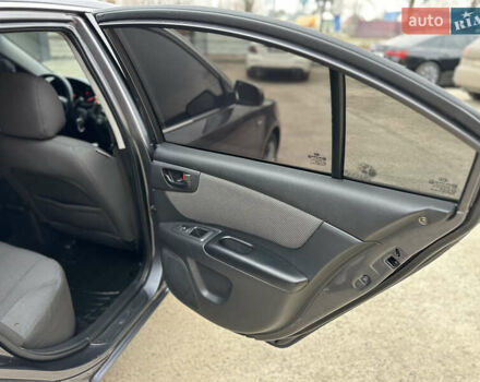 Сірий Кіа Маджентіс, об'ємом двигуна 2 л та пробігом 260 тис. км за 5300 $, фото 16 на Automoto.ua