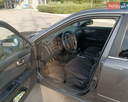 Сірий Кіа Маджентіс, об'ємом двигуна 2 л та пробігом 300 тис. км за 5200 $, фото 5 на Automoto.ua