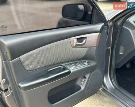 Сірий Кіа Маджентіс, об'ємом двигуна 2 л та пробігом 260 тис. км за 5300 $, фото 12 на Automoto.ua