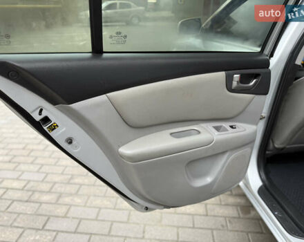 Сірий Кіа Маджентіс, об'ємом двигуна 2 л та пробігом 176 тис. км за 5200 $, фото 18 на Automoto.ua