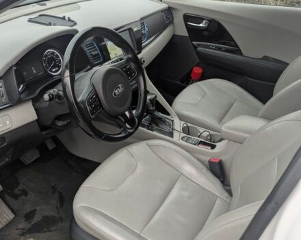 Белый Киа Niro, объемом двигателя 1.6 л и пробегом 110 тыс. км за 15600 $, фото 8 на Automoto.ua