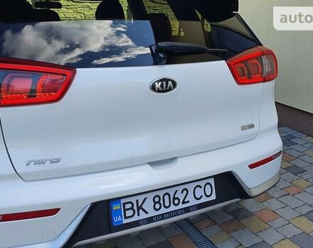 Білий Кіа Niro, об'ємом двигуна 1.6 л та пробігом 129 тис. км за 17600 $, фото 15 на Automoto.ua