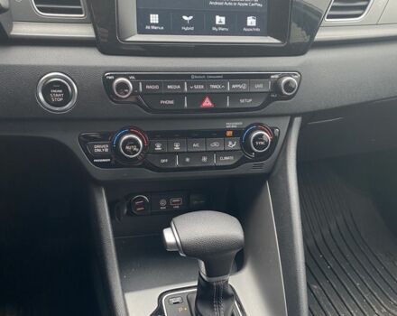 Білий Кіа Niro, об'ємом двигуна 1.6 л та пробігом 65 тис. км за 15600 $, фото 3 на Automoto.ua