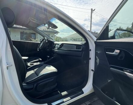 Білий Кіа Niro, об'ємом двигуна 1.6 л та пробігом 106 тис. км за 18000 $, фото 11 на Automoto.ua