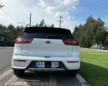 Білий Кіа Niro, об'ємом двигуна 1.6 л та пробігом 106 тис. км за 18000 $, фото 3 на Automoto.ua