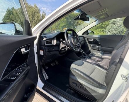 Білий Кіа Niro, об'ємом двигуна 1.6 л та пробігом 106 тис. км за 18000 $, фото 10 на Automoto.ua