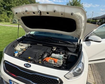 Білий Кіа Niro, об'ємом двигуна 1.6 л та пробігом 106 тис. км за 18000 $, фото 5 на Automoto.ua