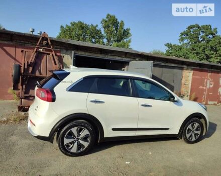 Белый Киа Niro, объемом двигателя 1.58 л и пробегом 225 тыс. км за 16600 $, фото 2 на Automoto.ua