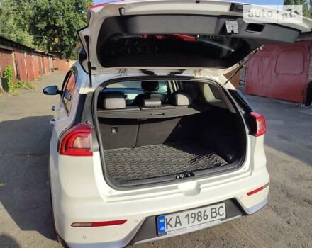 Белый Киа Niro, объемом двигателя 1.58 л и пробегом 225 тыс. км за 16600 $, фото 4 на Automoto.ua