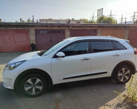 Белый Киа Niro, объемом двигателя 1.58 л и пробегом 225 тыс. км за 16600 $, фото 1 на Automoto.ua