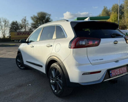 Білий Кіа Niro, об'ємом двигуна 1.58 л та пробігом 77 тис. км за 16500 $, фото 4 на Automoto.ua