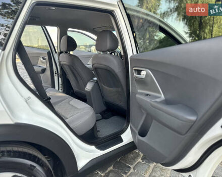 Білий Кіа Niro, об'ємом двигуна 1.6 л та пробігом 160 тис. км за 15999 $, фото 53 на Automoto.ua