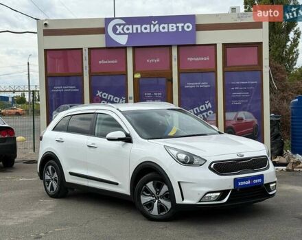 Белый Киа Niro, объемом двигателя 1.58 л и пробегом 195 тыс. км за 14990 $, фото 1 на Automoto.ua
