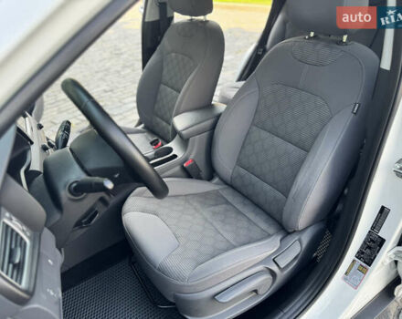 Белый Киа Niro, объемом двигателя 1.6 л и пробегом 160 тыс. км за 15400 $, фото 32 на Automoto.ua