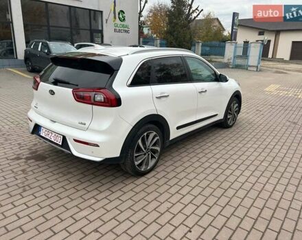 Белый Киа Niro, объемом двигателя 1.58 л и пробегом 193 тыс. км за 16300 $, фото 2 на Automoto.ua