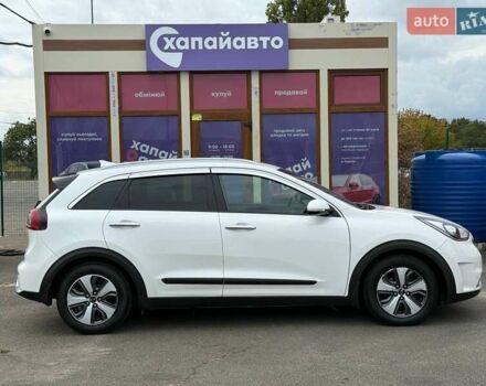 Белый Киа Niro, объемом двигателя 1.58 л и пробегом 195 тыс. км за 14990 $, фото 2 на Automoto.ua
