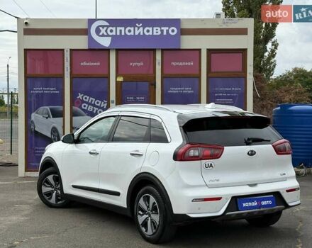 Белый Киа Niro, объемом двигателя 1.58 л и пробегом 195 тыс. км за 14990 $, фото 4 на Automoto.ua