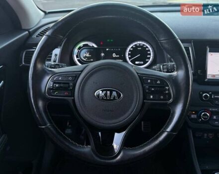 Білий Кіа Niro, об'ємом двигуна 1.58 л та пробігом 96 тис. км за 18990 $, фото 19 на Automoto.ua