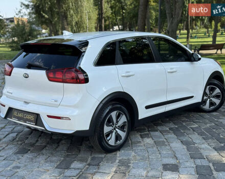 Білий Кіа Niro, об'ємом двигуна 1.6 л та пробігом 160 тис. км за 15999 $, фото 15 на Automoto.ua