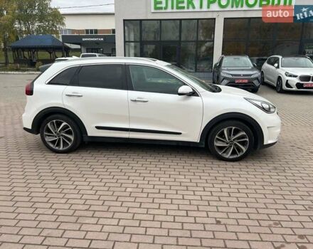 Белый Киа Niro, объемом двигателя 1.58 л и пробегом 193 тыс. км за 16300 $, фото 5 на Automoto.ua